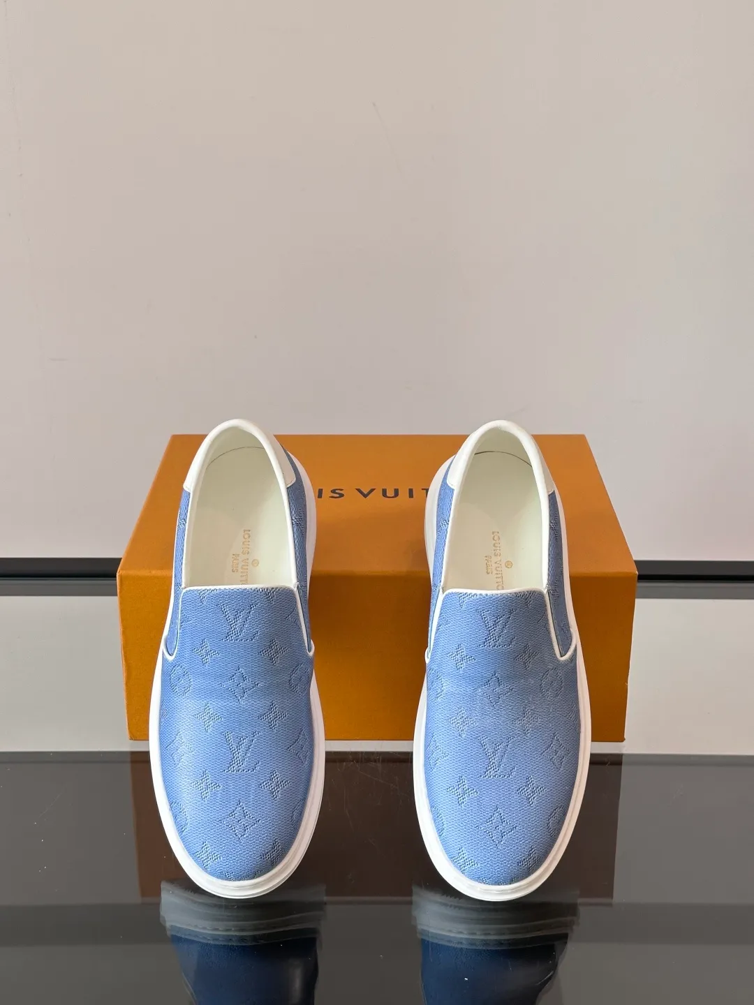 Men's shoes 💰p360 "LOUIS VUITTO＊" Classic presbyopic slip-on loafers are made of classic Damier Gra men's shoes 💰phite canvas, with LV logo embellishment on the shoe body, leather straps decorated with LV metal logo buckles, smooth calf leather trim, and Monogram flower rubber outsole, full of youthful vitality and elegance. Blake craftsmanship and hand-stitched uppers cleverly establish recognition, and the standard sheepskin lining provides a comfortable and soft foot feel! Size: 38-44